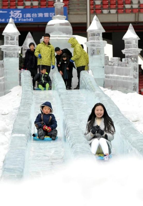 人小孩玩儿美了！北京兴开启欢乐冰雪季