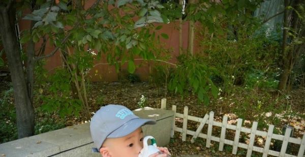 魏秋月分享幼年旧照，短发短裤十足假小子，怀孕生子身材没有走形