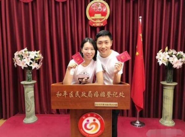 李晓霞正式和男友领证结婚：我们会一直幸福