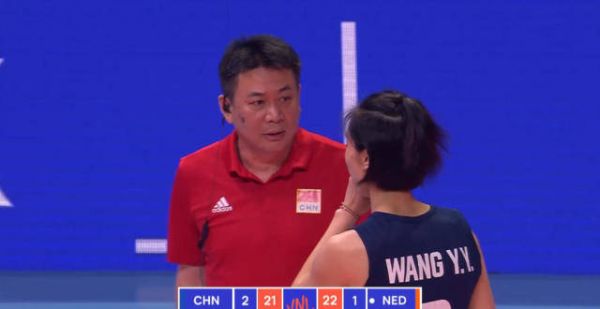 女排喜迎开门红，蔡斌一点不输郎平，王媛媛是最惊喜