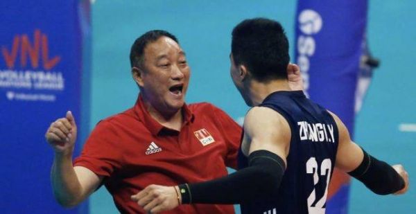 男排3-0横扫巴西！主帅谦虚解读：56岁老国手 能做男版郎平吗？