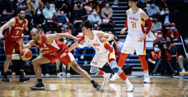 男篮33分胜，他却难高兴！两次被杜锋痛骂，MVP仅3分4犯规不愿出手