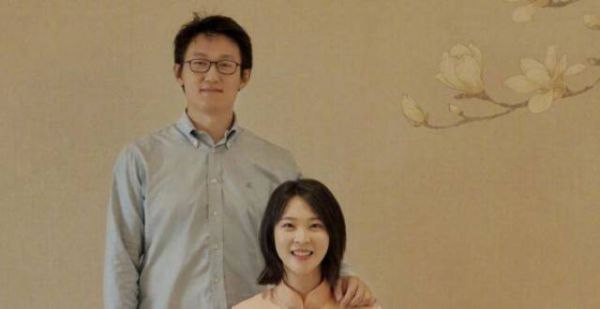 女排奥运冠军为1岁女儿庆生！31岁仍美如少女，北才子丈夫显老
