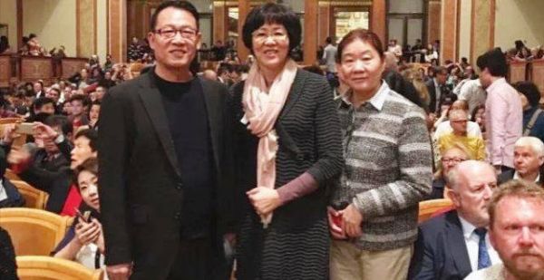 郎平一家五口在美国聚餐！71岁老公罕露面，女儿白浪189身高抢镜