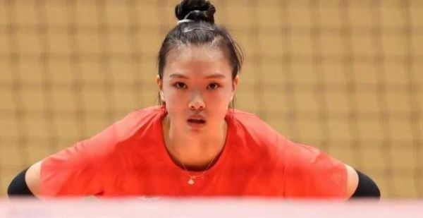 女排24岁198cm战神来了，朱婷好消息，蔡斌3比0横扫日本