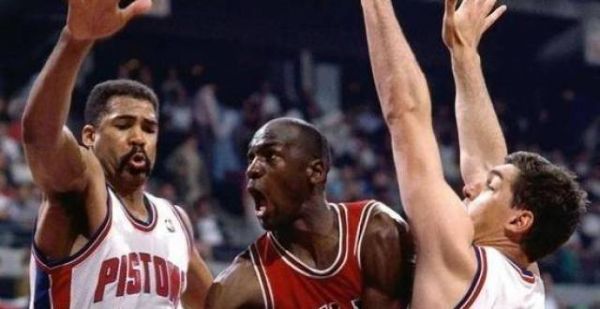 图看库里面对的防守，NBA被玩成4V4，一次上篮3人包夹神似帮主