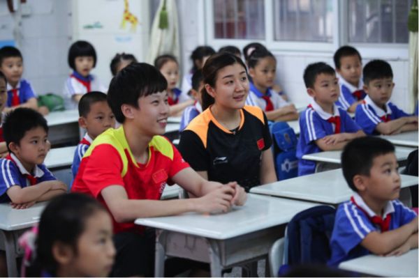 中乒赛国乒校园行 林高远陈梦将搭档战混双