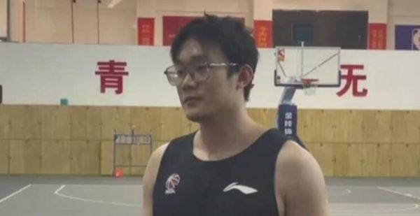 丁彦雨航训练中遭队友误伤，伤情具体情况未知，将接受检查治疗