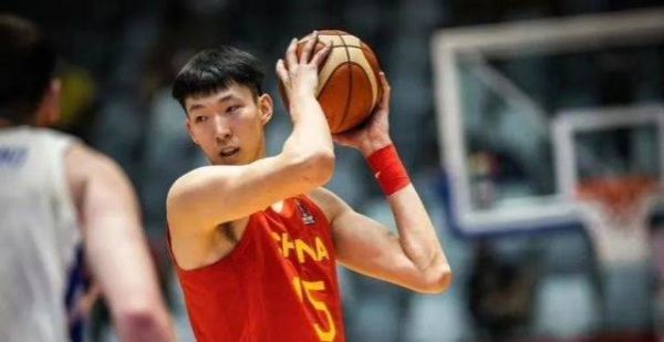 男篮击败队！重新回归的周琦，送上排球帽！牛逼啊！