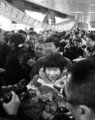 近500人迎接冠军 冰迷手捧鲜花“望洋兴叹”