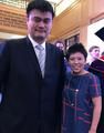 邓亚萍与姚巨人合影 网友：姚明劈叉了吧？