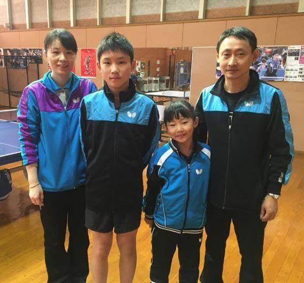 张本智和一家人（从左到右依次为张凌、张智和、张美和、张宇）。