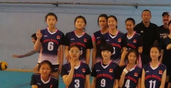 宠妹！朱婷回国送五妹去郑外高一报到，老师们见1米98女巨人惊呆了