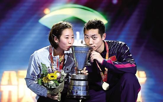 许昕梁夏银亲吻奖杯被称有结婚典礼的即视感