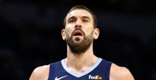 他的NBA生涯从添头开始，在哥哥的光环下成长为一名超级球星
