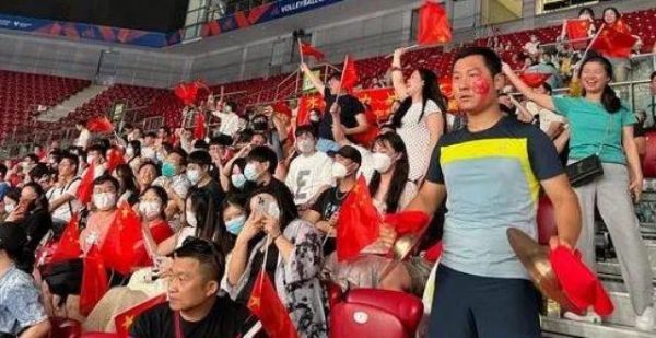 摇旗、呐喊、击鼓海外侨胞啦啦队“花式应援”女排！