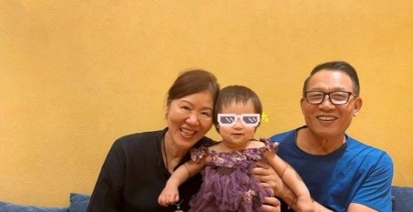 祖孙传承！郎平教惠若琪1岁女儿扣球，小年糕回家一提郎奶奶就挥臂
