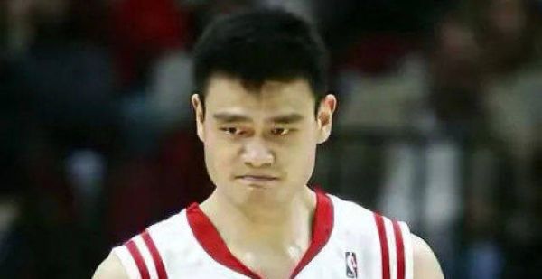 为什么说泰森钱德勒才是促使姚明决定打NBA的人，原因是什么？
