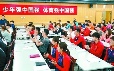 新一届短道队集体亮相 借鉴成功经验尝试兼项