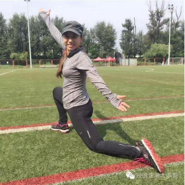 李琰庆生秀一字马：永远28岁坚决不长皱纹