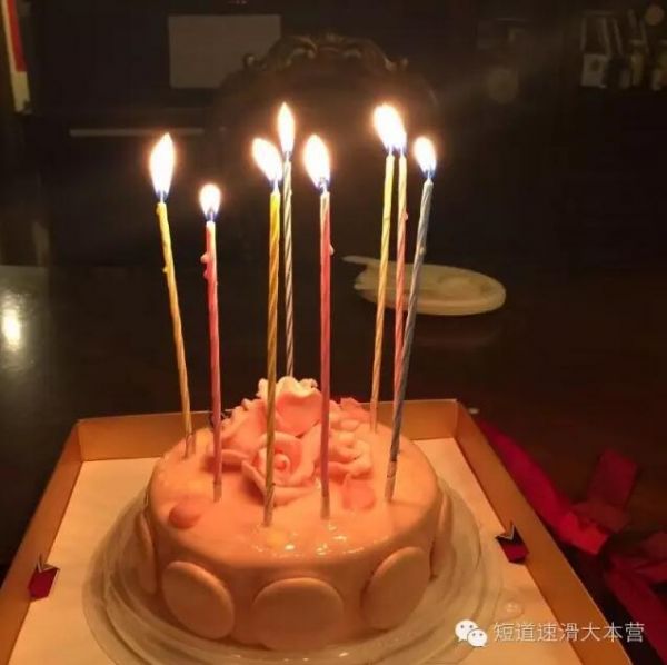 李琰庆生秀一字马：永远28岁坚决不长皱纹