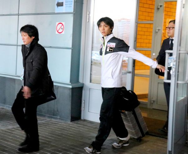 羽生结弦右脚踝再次受伤？训练中摔倒，敷冰袋离场