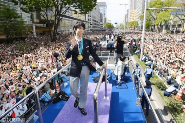 这人气没谁了！羽生结弦夺冠巡游引12万群众围观
