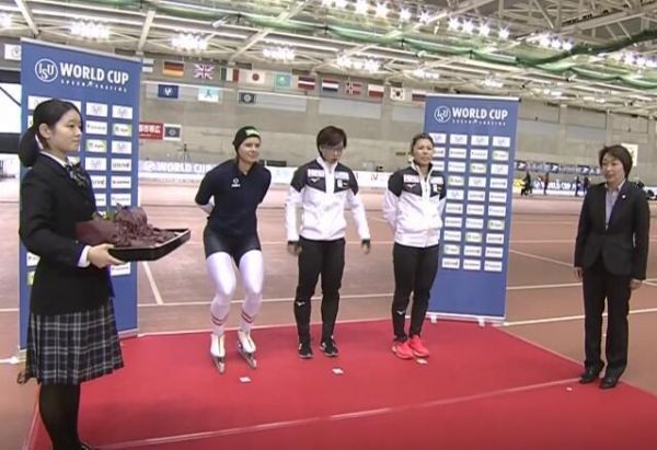 女子500米颁奖现最萌身高差 小平奈绪也有无奈时