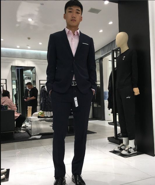 速滑高亭宇晒正装帅照求网友帮选鞋 队友：冰鞋合适
