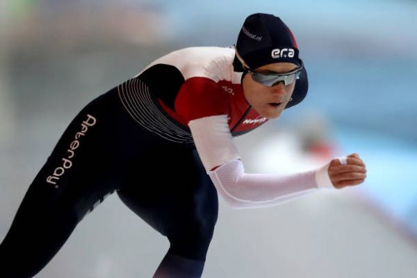 速滑总决赛女子500米第一次 捷克名将0.01秒优势夺冠