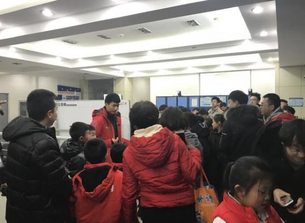 后冬奥效应：冰市火热 观众为领票排队两小时
