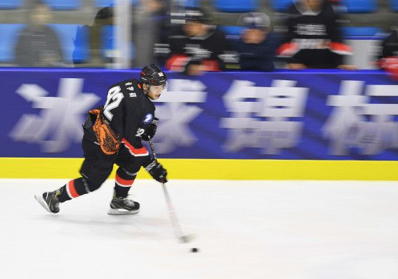 冰球锦标赛男子A组哈尔滨狂胜北京二队 重庆队13-1止连败