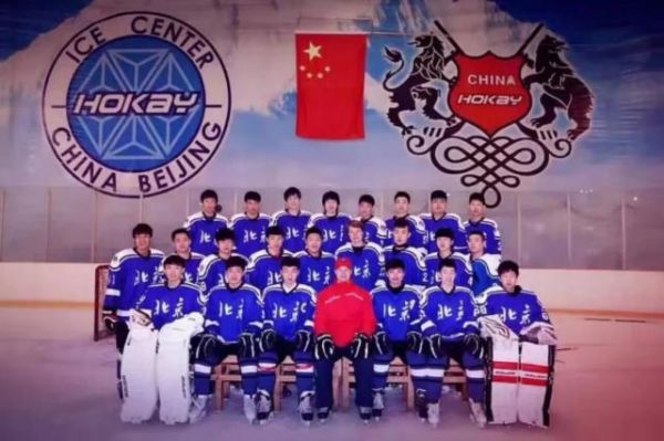 拼到最后！冰球全锦赛承德阵容不整 队员透支下场抱头痛哭