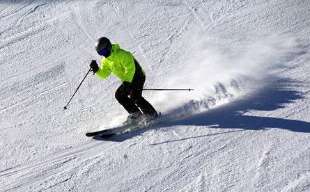 滑雪专业实操培训提升人才质量 炎炎夏日苦练保障赛事技能