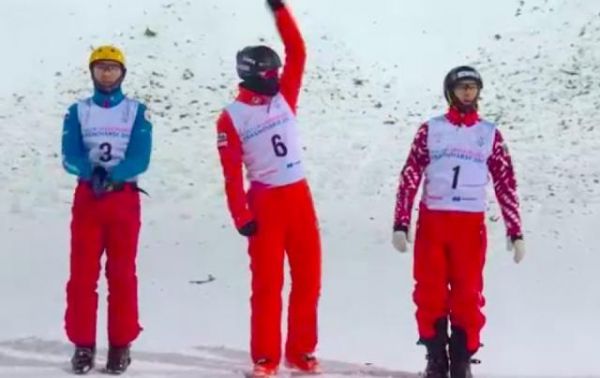 自由式滑雪空中技巧李忠霖摘银 获冬会首枚奖牌