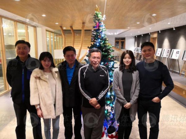 刘强东“风波”过后现身张家口 携奶茶妹妹一同滑雪
