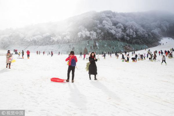 火热山城滑雪也能嗨起来 一个冬天的造雪成本上千万