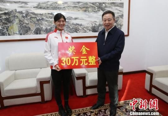 冬奥会单板滑雪亚军刘佳宇获家乡鹤岗30万元奖励
