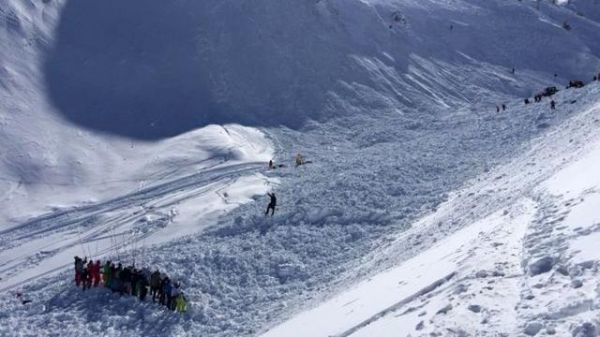 法国滑雪场发生雪崩事件 9人被埋至少4人死亡