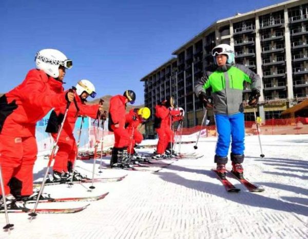 全国唯一冰雪教育基地张家口揭牌 3万名学生将嗨翻雪季