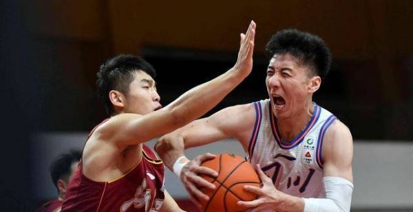 CBA不是摔跤场，韩硕恶意伤人，莫科袒护球员应该追加处罚。