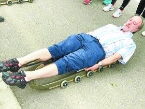 西安马路上一群人躺着滑雪橇是为何 白胡子老人被围观