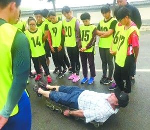 西安马路上一群人躺着滑雪橇是为何 白胡子老人被围观