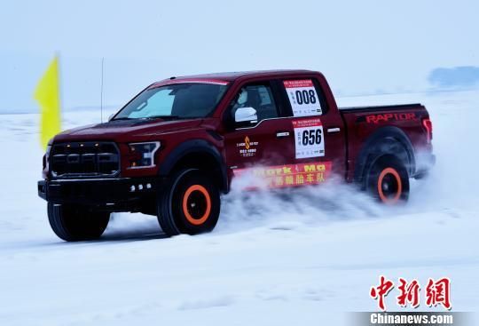 中俄界江冰雪汽车挑战赛 50余名选手雪道飞驰
