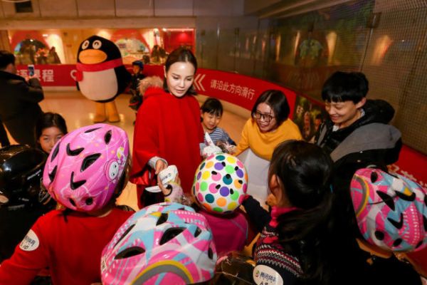 奥运冠礼次日空降北京 李坚柔让你爱上冰雪