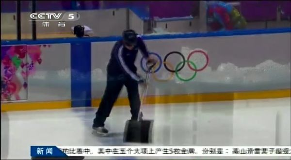 冰球赛场防护玻璃被撞碎 维修小组抢修忙